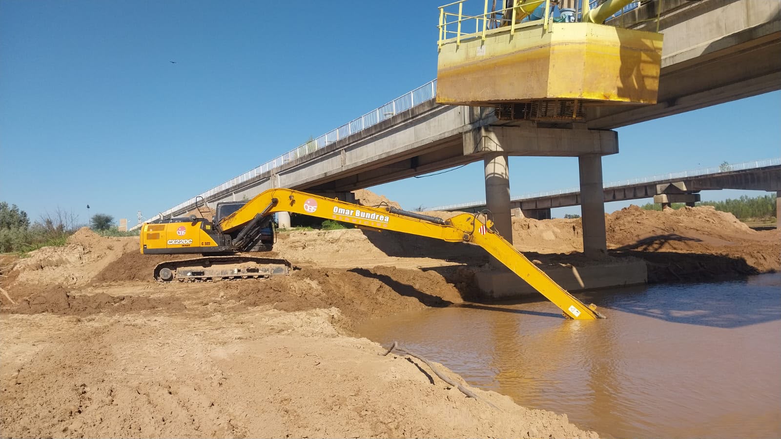SAMEEP ejecuta tareas de dragado y canalización en Puerto Lavalle para garantizar la captación de agua cruda