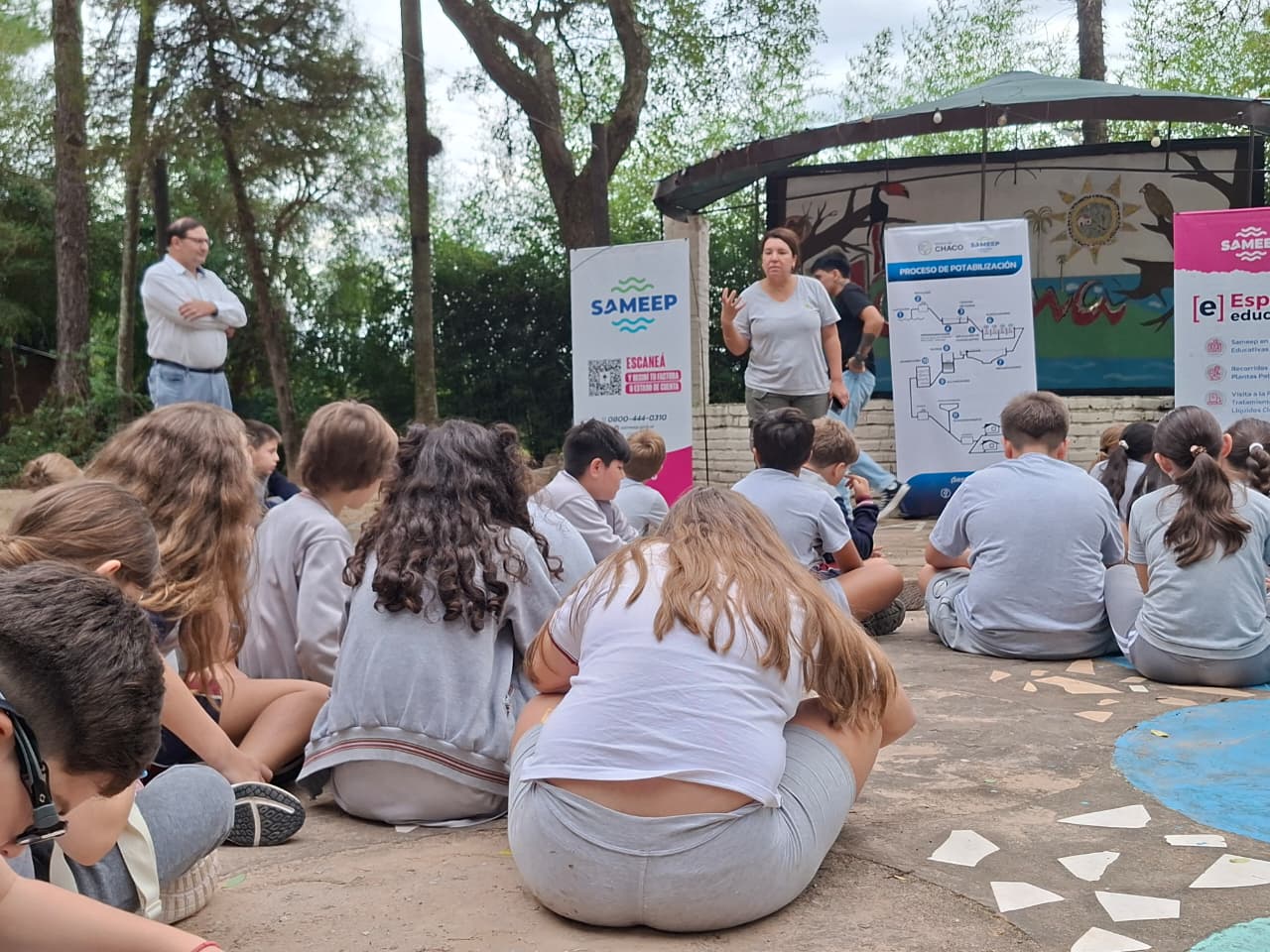 Charla en la Granja La Josefina, visita del Colegio Leloir